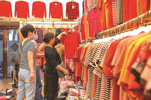 服裝城商家備足貨源迎五一，箱包銷售迎旺季